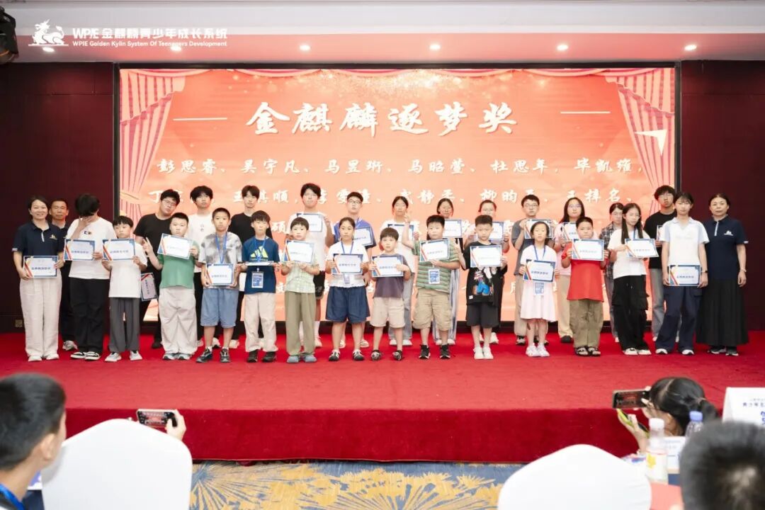 【青少年五大关系课】“爸爸只会打骂吼，妈妈给不了拥抱”——那个长发遮面的辍学女孩背后的家庭真相