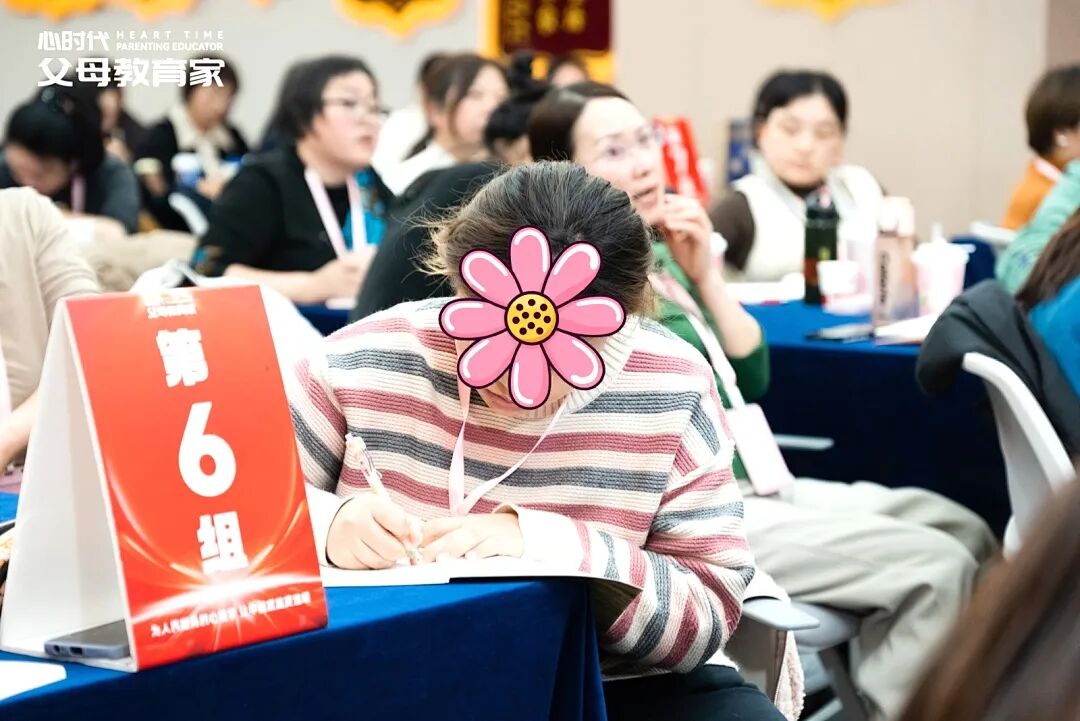 别再说“你是哥哥要让着妹妹”了！这样“端水”只会毁了俩娃，高情商父母都在“注水”！