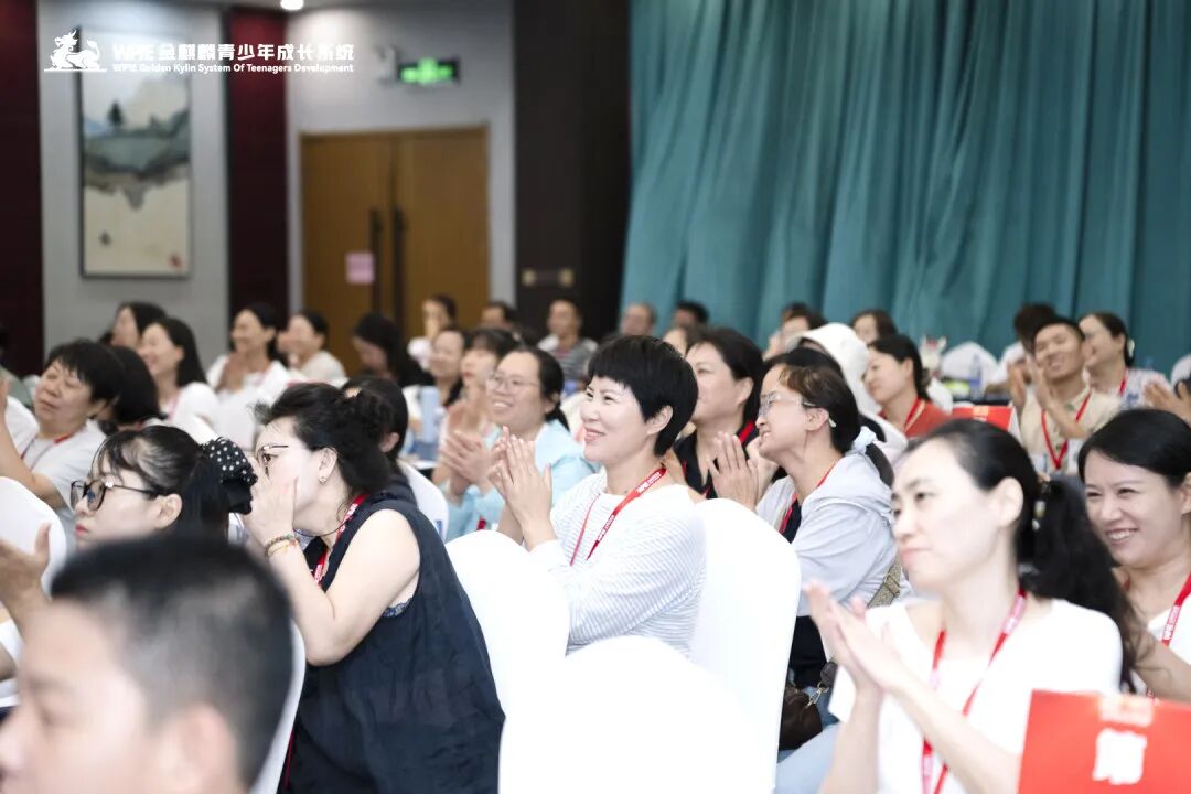 【青少年五大关系课】“爸爸只会打骂吼，妈妈给不了拥抱”——那个长发遮面的辍学女孩背后的家庭真相