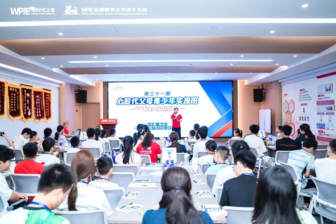 那个从12楼跳下的10岁男孩和在直播间里哭着求家长学习的王纪琼院长：一个在坠落，一个在拼命接！