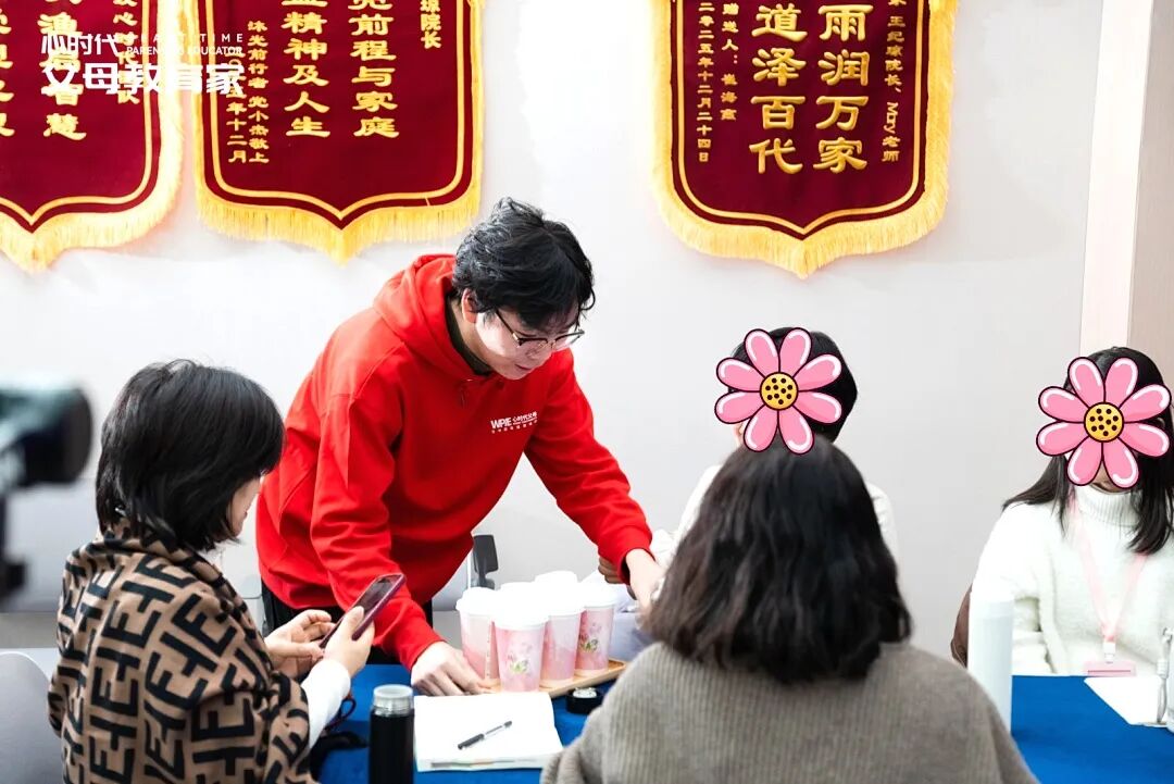 别再说“你是哥哥要让着妹妹”了！这样“端水”只会毁了俩娃，高情商父母都在“注水”！