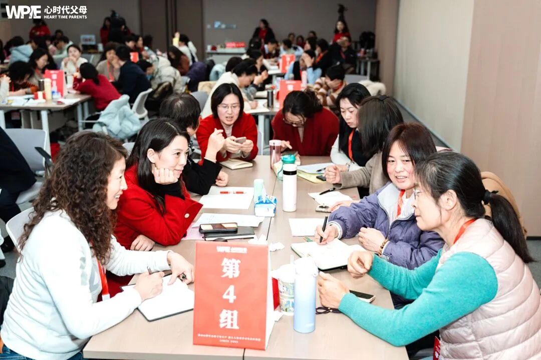 “王克老师同意你玩手机我就给”——王克老师：“别拉我当‘坏人’，你在玩‘法官游戏’”