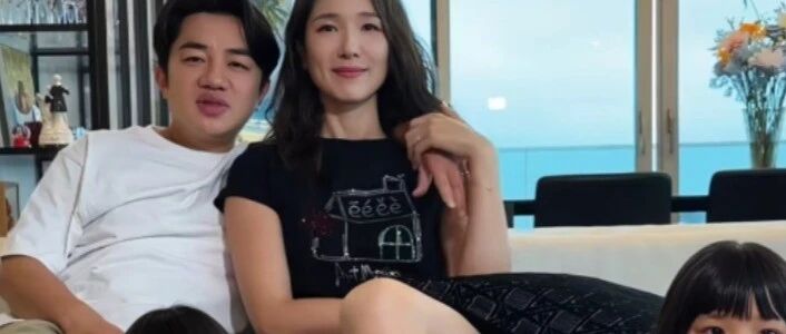 46岁王祖蓝在中秋节晒全家福,一双女儿的长相身高引来热议