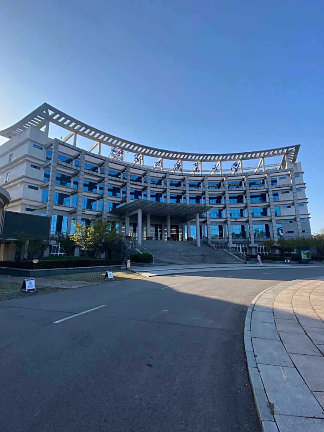 5千米北临长江南接鄂州大道贯通主城区南北凤凰路的印记在莲花山脚在