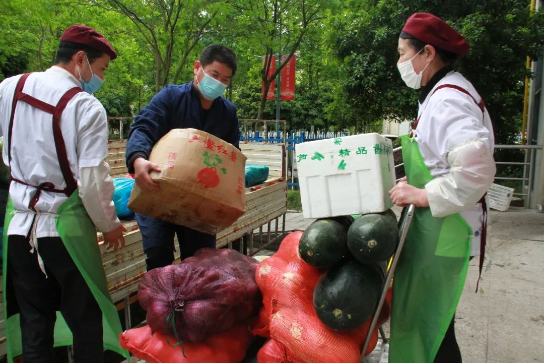 嘉興學院後勤部門全體員工克服困難,以校為家,在辦公室,會議室,食堂