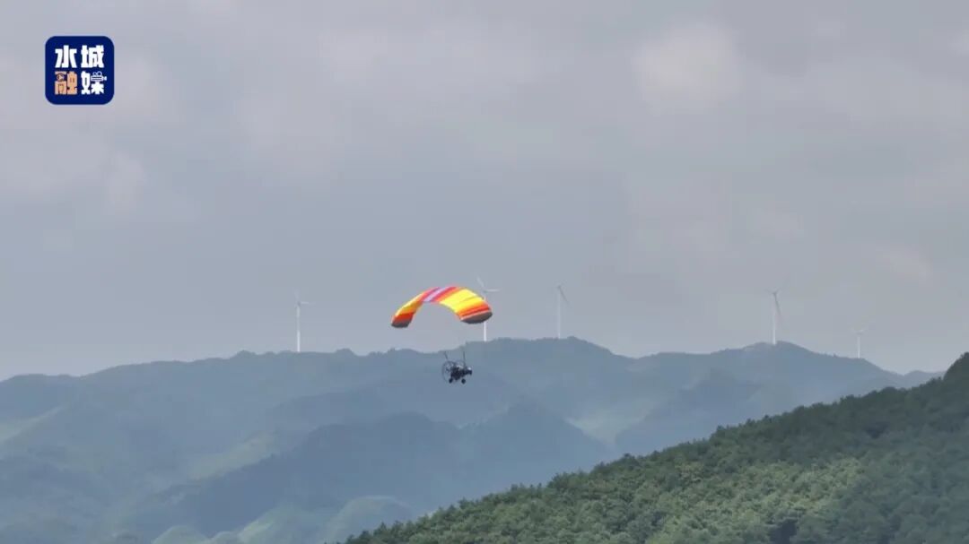 动力滑翔伞翱翔于山脉之间。杨浩 摄_proc.jpg