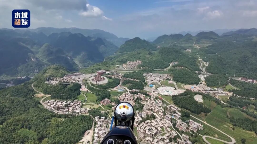 从动力滑翔伞上俯瞰海坪彝族风情小镇。陶佳丽 摄_proc.jpg