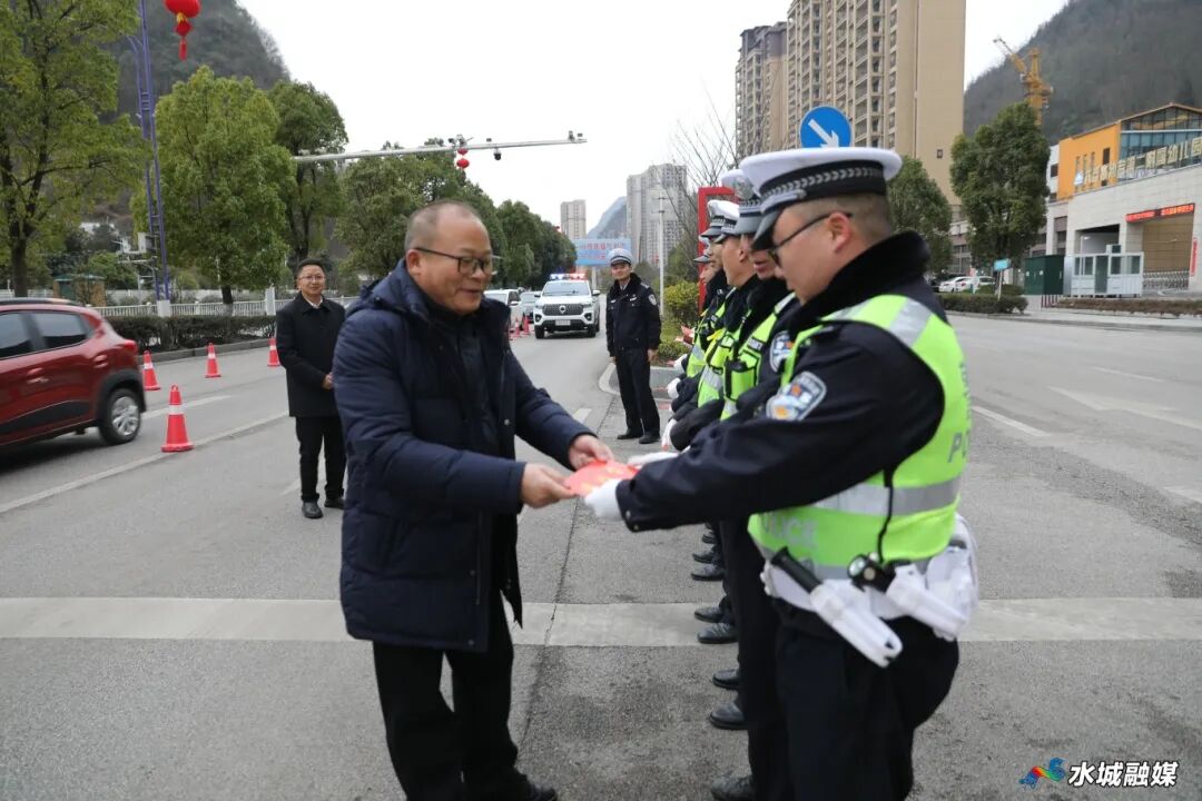 当前位置:>首页>>政务动态>>水城要闻>陈石(左二)在六盘水市第八中学