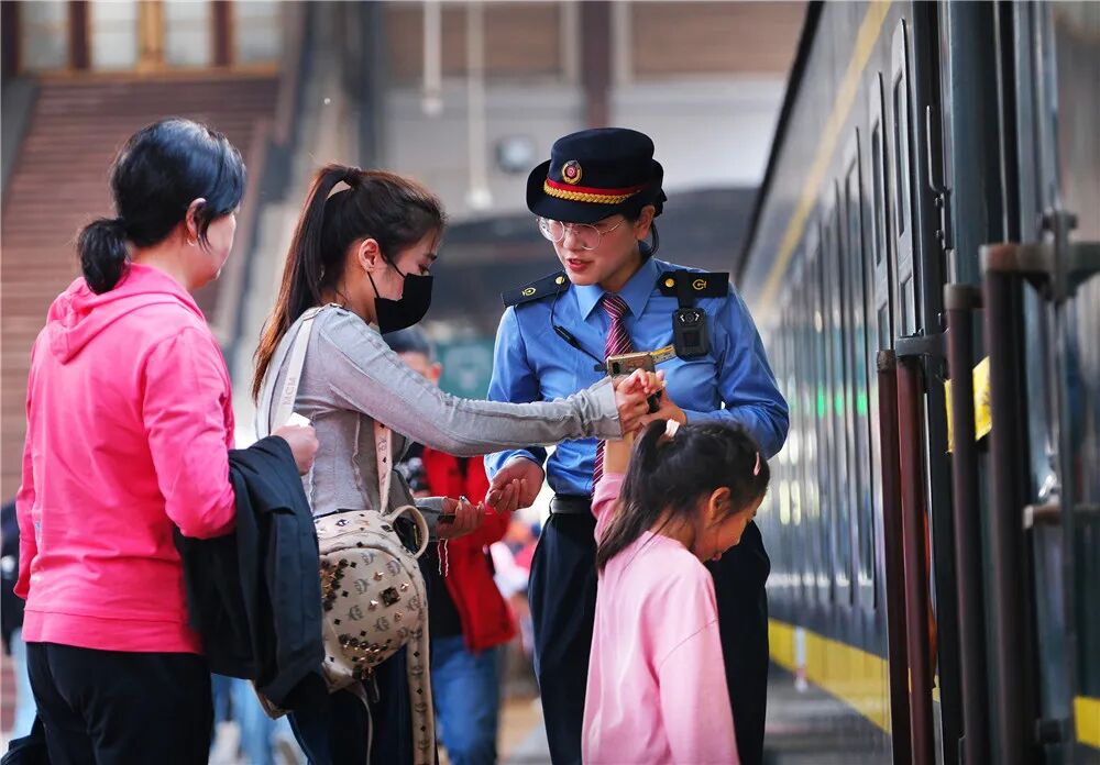 返程客流高峰！加开旅客列车1710列