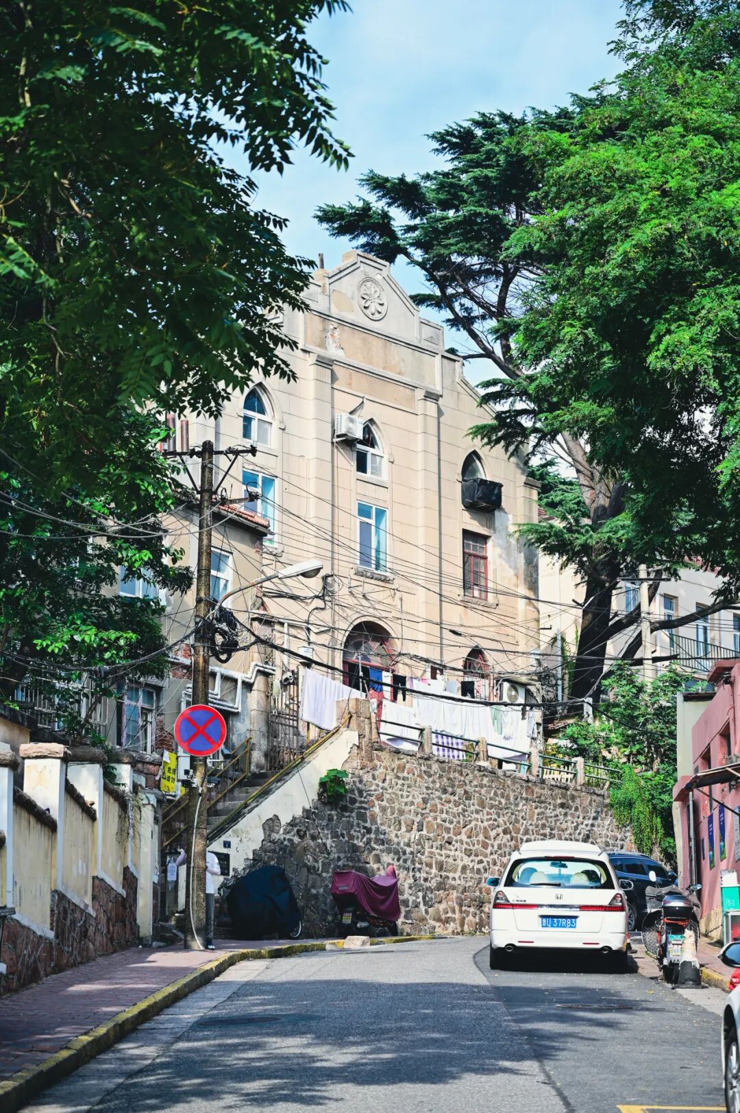 伏龙路社区休闲广场贡献这个"名场面"的篮球场就是直接让观众笑翻"