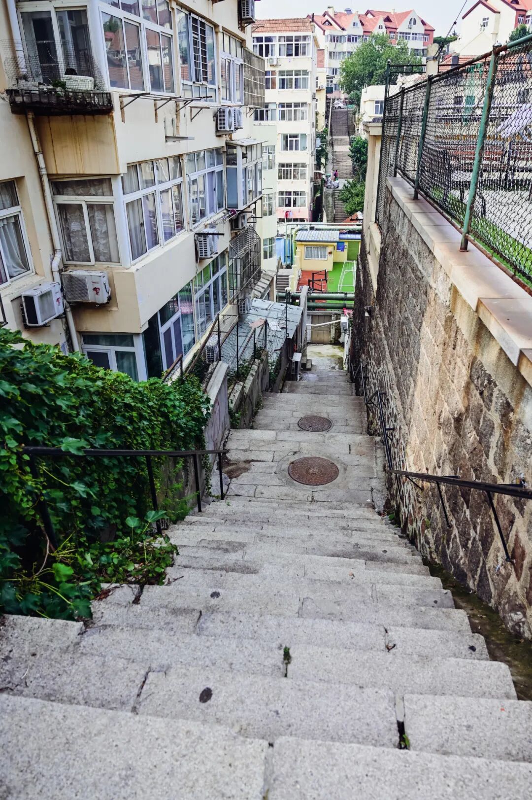 伏龙路社区休闲广场贡献这个"名场面"的篮球场就是直接让观众笑翻"