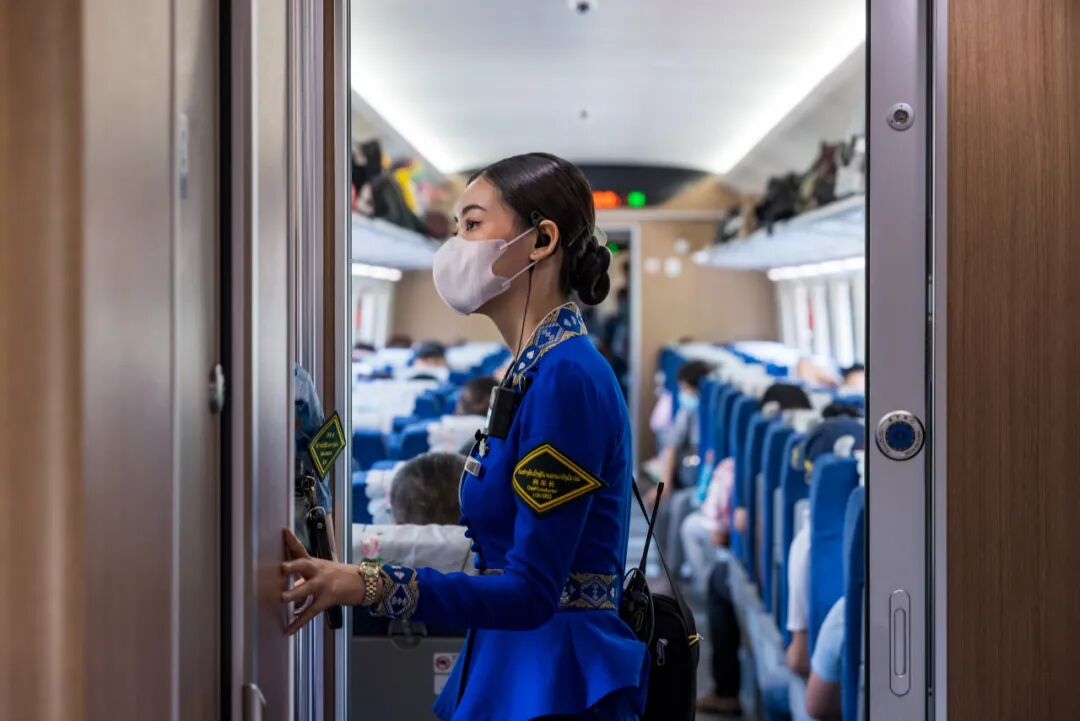 别惊讶，这趟列车上有三名列车长！