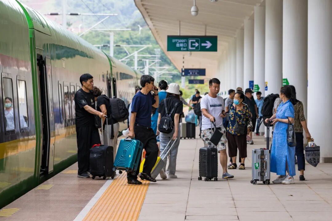 别惊讶，这趟列车上有三名列车长！