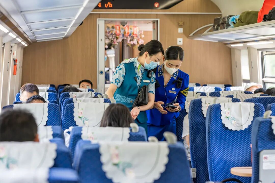 別驚訝,這趟列車(chē)上有三名列車(chē)長(zhǎng)!