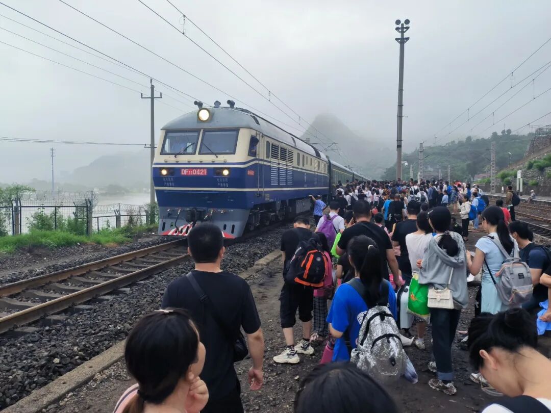 69守望相助,共克时艰6969三趟受阻列车的旅客6969k396次,z