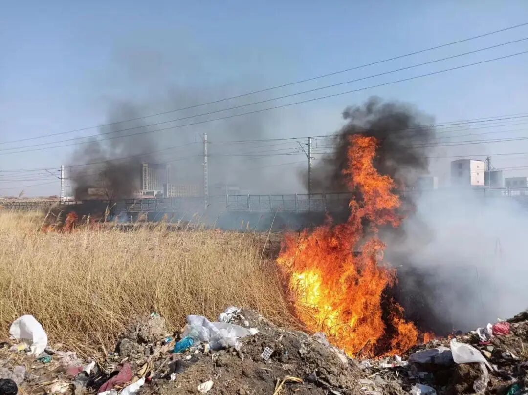 一农户在自家农田中烧荒逼停列车，被行政拘留