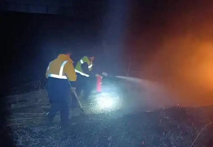 一农户在自家农田中烧荒逼停列车，被行政拘留