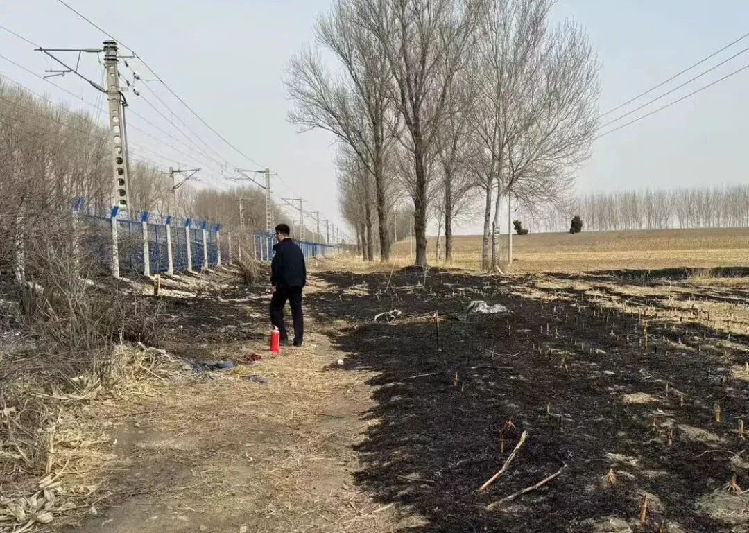 一农户在自家农田中烧荒逼停列车，被行政拘留
