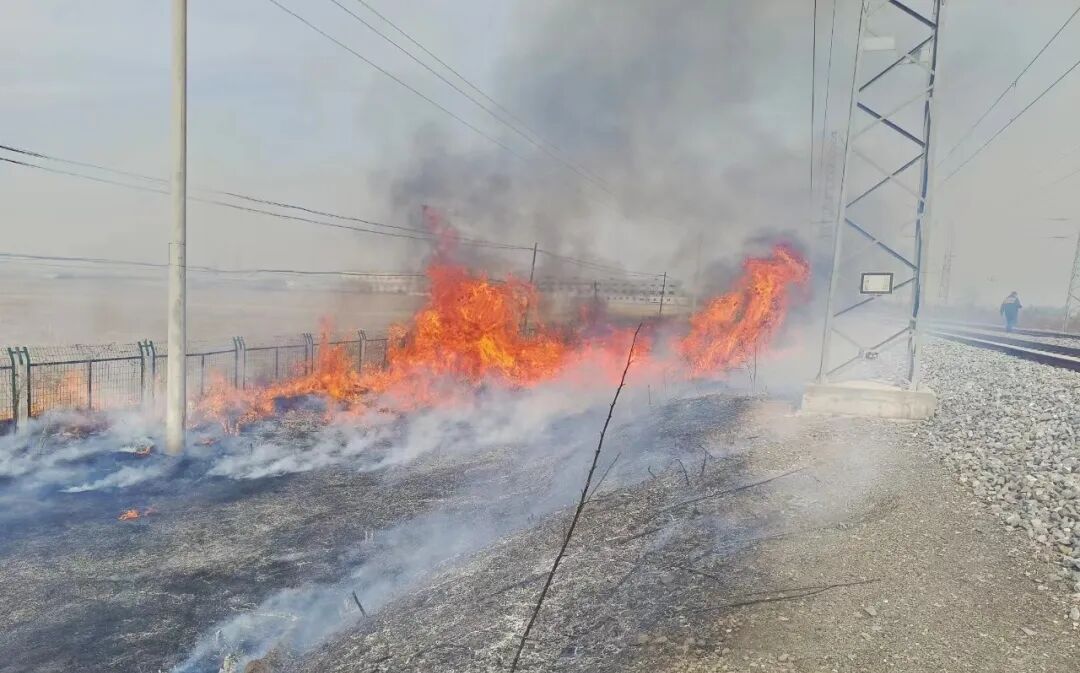 一农户在自家农田中烧荒逼停列车，被行政拘留