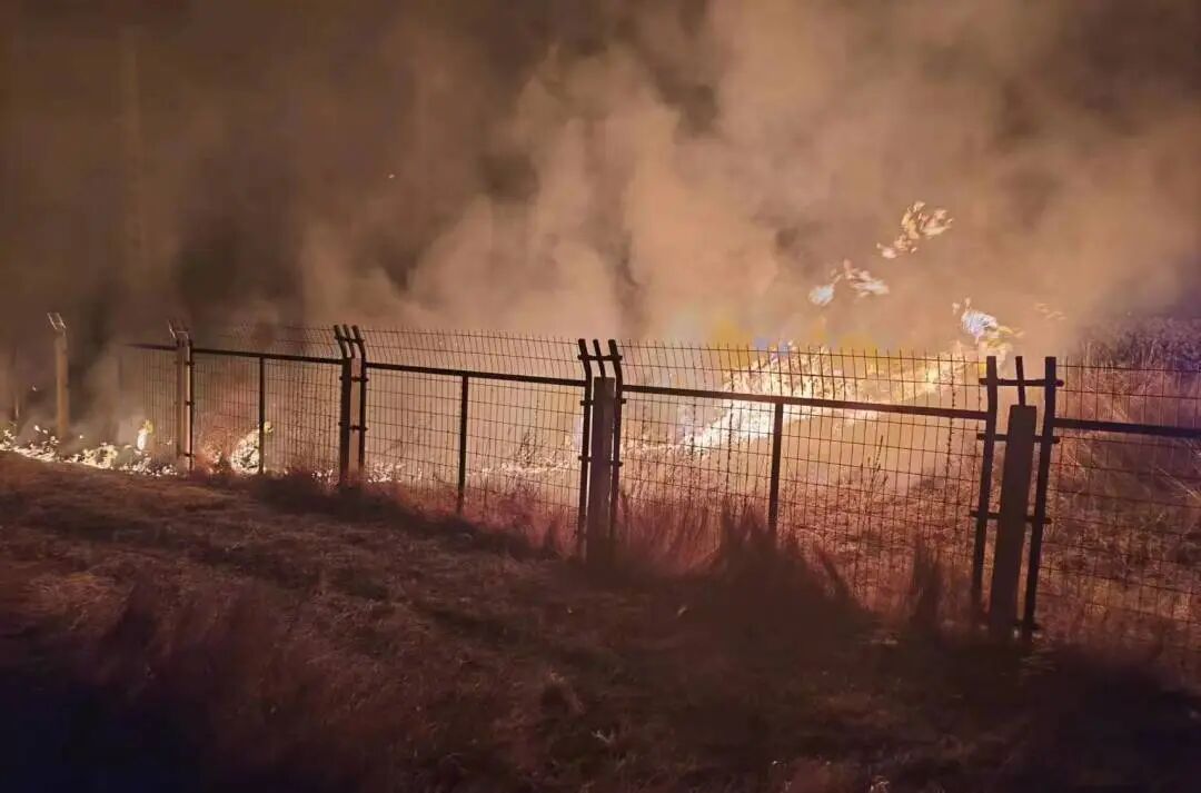 一农户在自家农田中烧荒逼停列车，被行政拘留