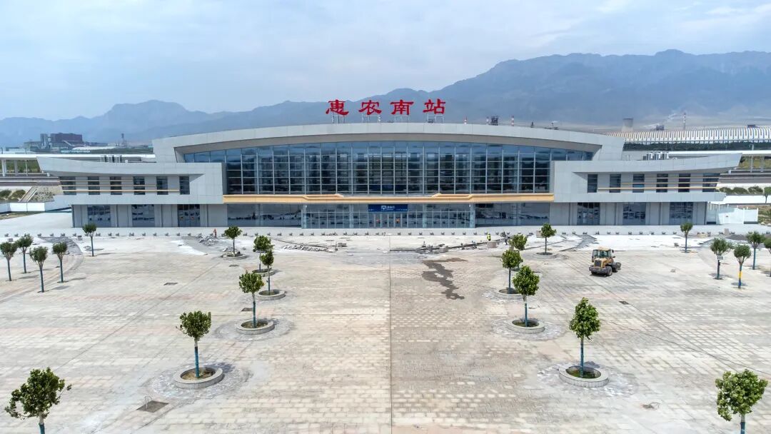 包银高铁惠银段起自宁夏回族自治区石嘴山市惠农区,经石嘴山市大武口