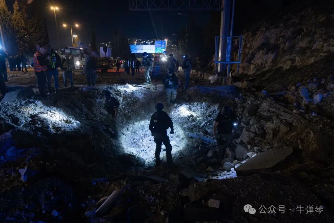 紧急救援人员周日在耶路撒冷拉马特·施洛莫社区入口附近检查伊朗导弹遗留下的撞击坑。