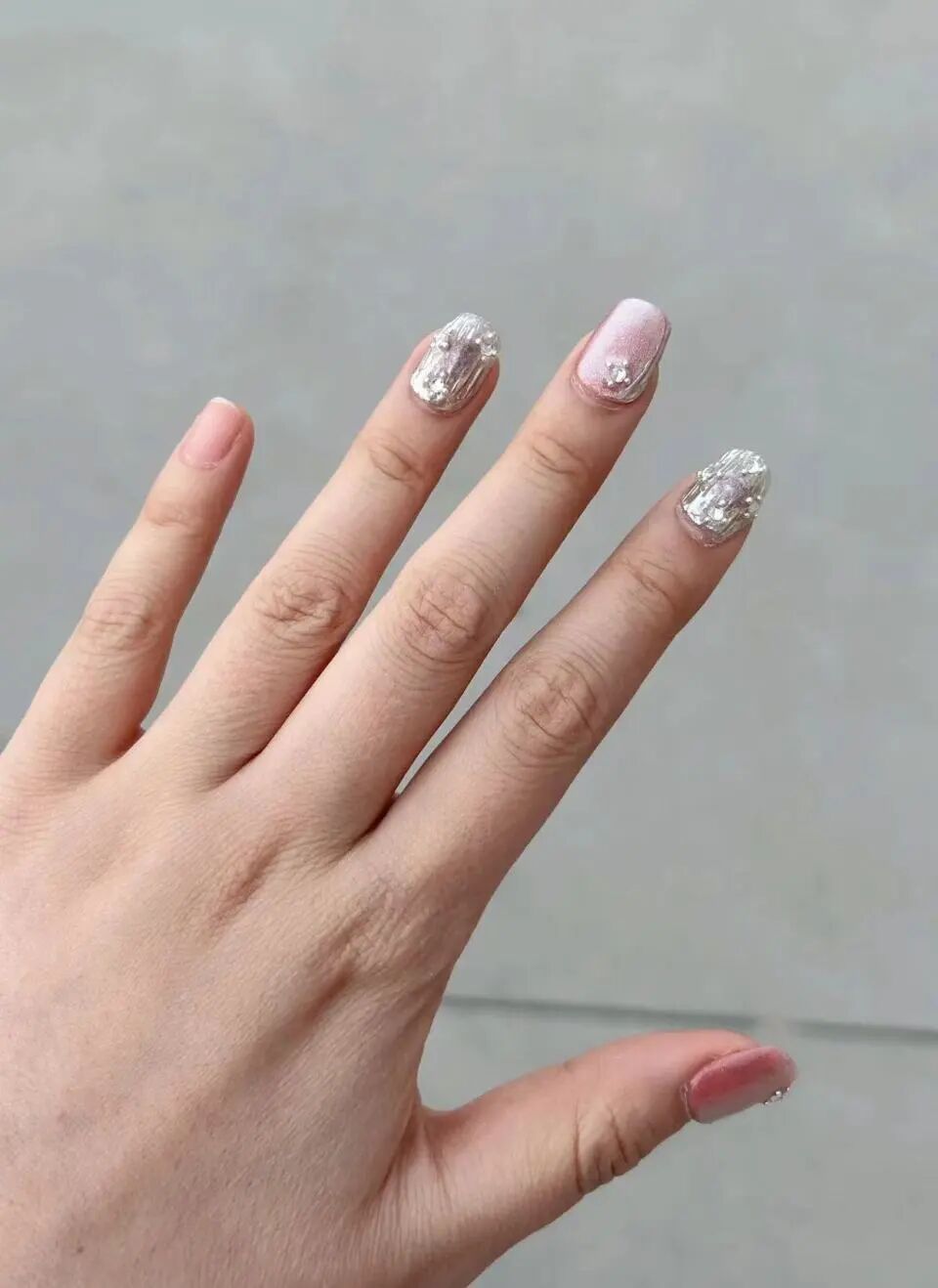 她们表示,日照也有老板雇人做穿戴甲代加工,她们的手工费更低,每副3.