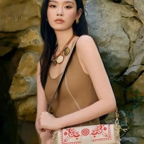 奚梦瑶海边大片好惊艳,大秀逆天长腿,何猷君被赞“人生赢家”