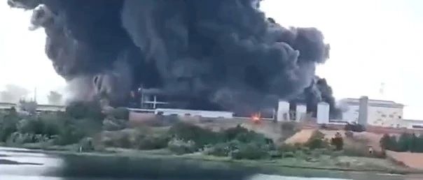 官方报道，江西贵溪一化工厂发生硅油火灾