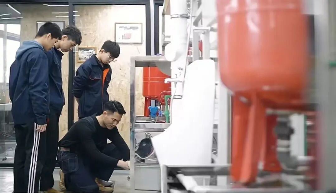 研究室・技術開発の様子