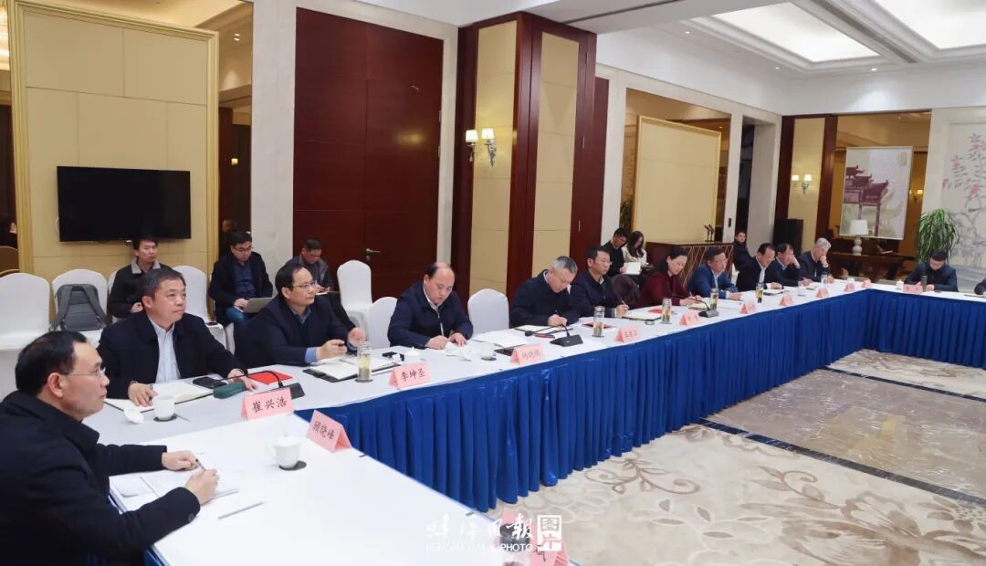 市委书记率队外出考察一下高铁就开总结会