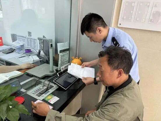 为进一步掌握线索，下坪派出所民警带着向先生去了银行查验流水，发现向