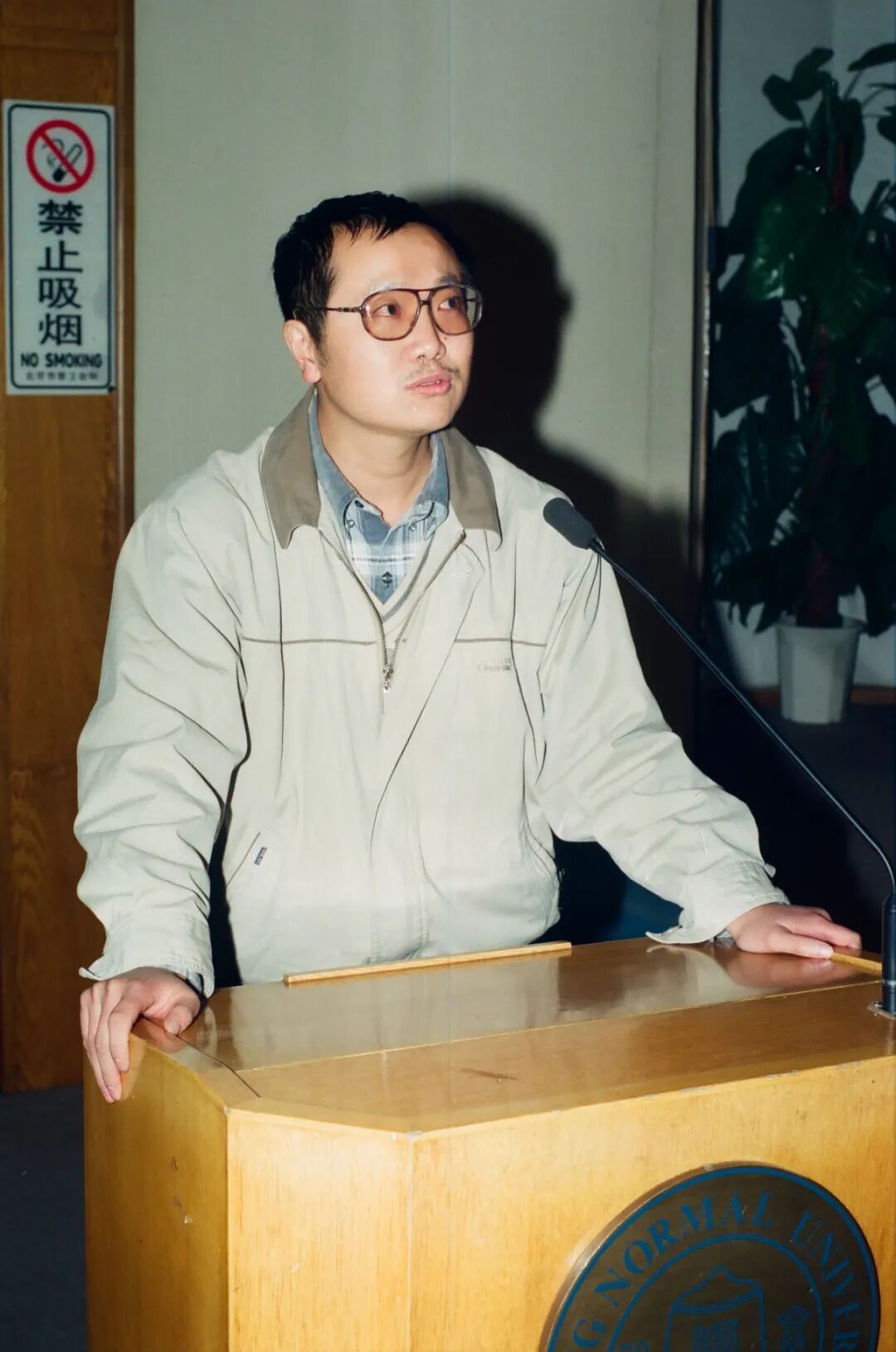 2001年，银河奖得主刘慈欣在发言。.jpg