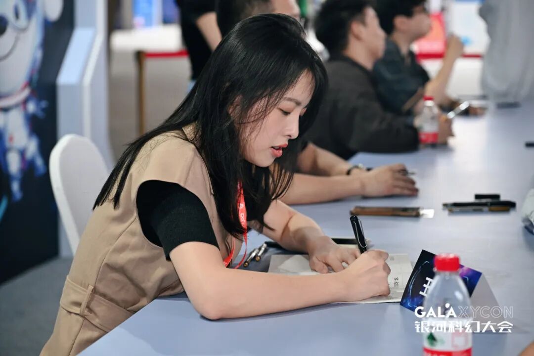 2025银河科幻大会签售现场.jpg