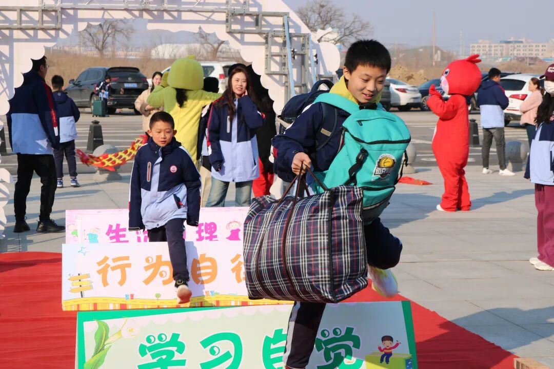 龙腾新春气象新欢歌笑语喜满园北青实验学校举行开学迎新活动
