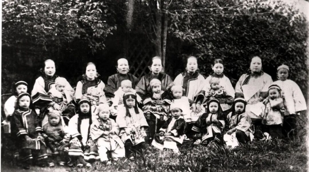 约1890年代，长老会妇女传教会成员与孩子穿传统服饰合影。