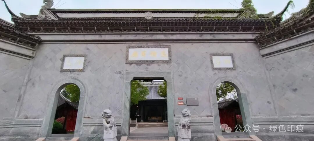 (2024年,乌镇乌将军庙.)(2024年,在乌镇乌将军庙前.