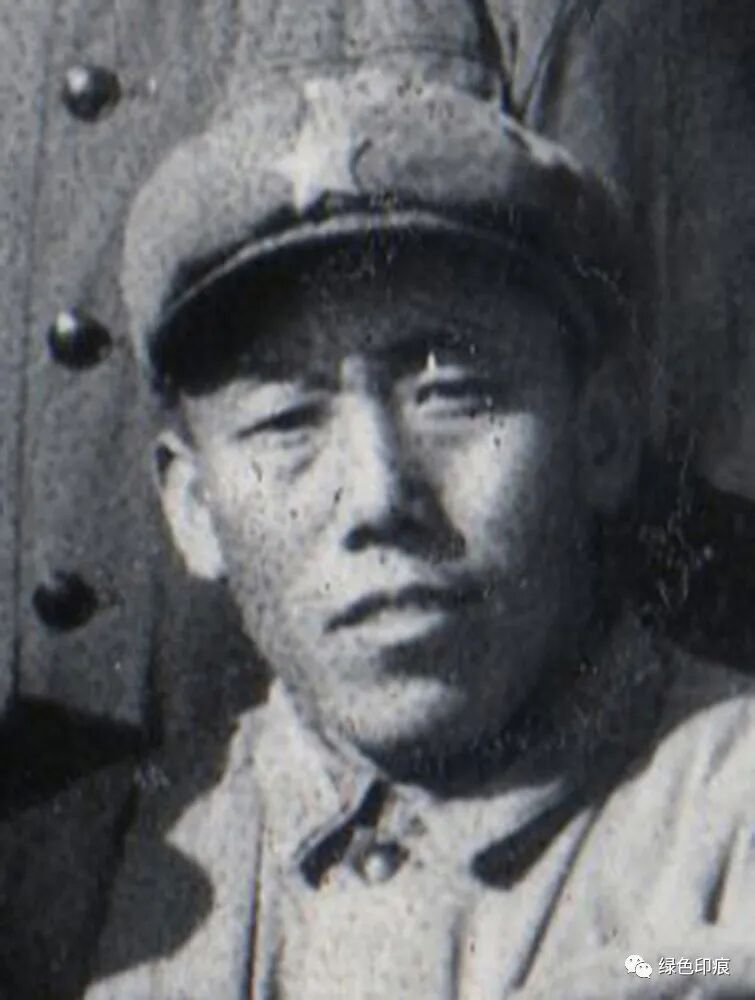 李文恭中等个儿,黑红脸膛,沉默寡言,烟却吸的很厉害.