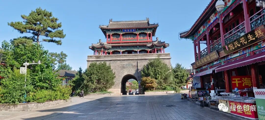 山海关古城里的街道不宽,沿街的房屋大都是新建的仿古平房,平房里大多