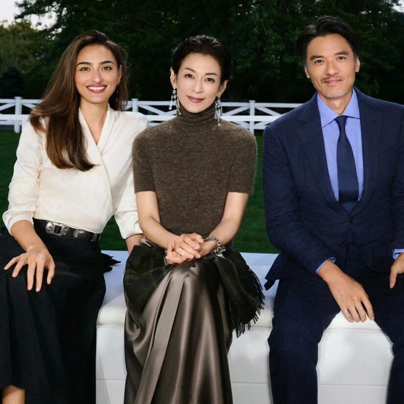 59岁铃木保奈美简约穿搭,气质出圈不靠装嫩