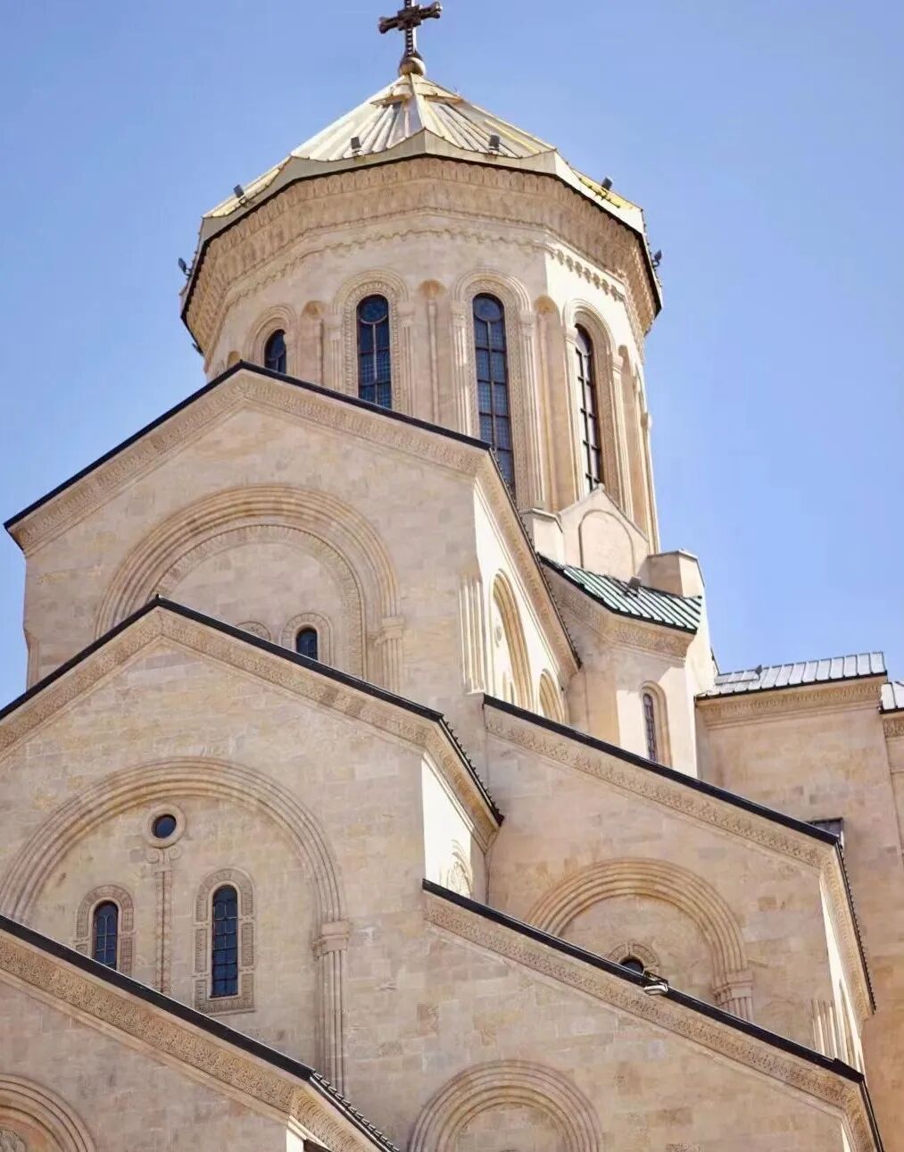 刚对华免签！却拒不出席亚运会？这个最欧洲的亚洲小国，到底藏着什么！