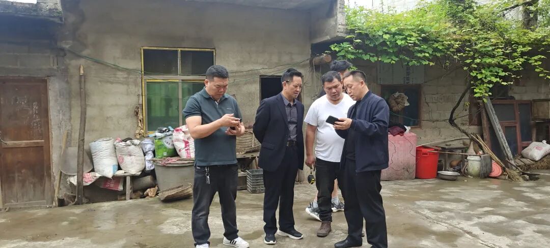 石阡县财政局龙井分局局长陈明婷到狗湾坝村查看旱改水项目进度.