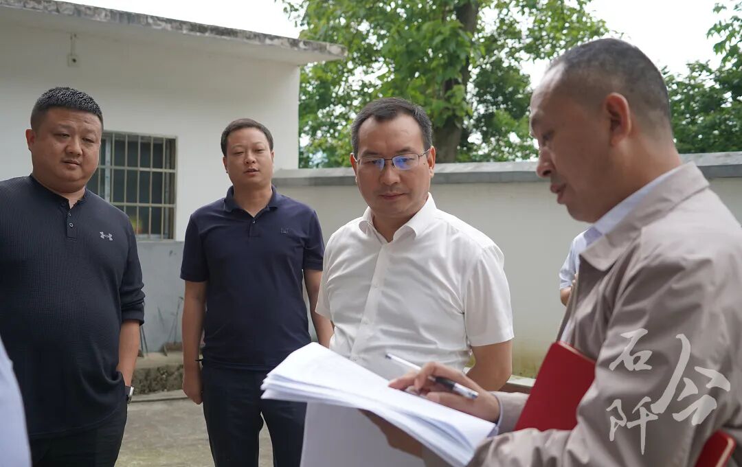 曾奕辉先后前往国荣乡葛岸村,龙井乡管家坪村,龙塘