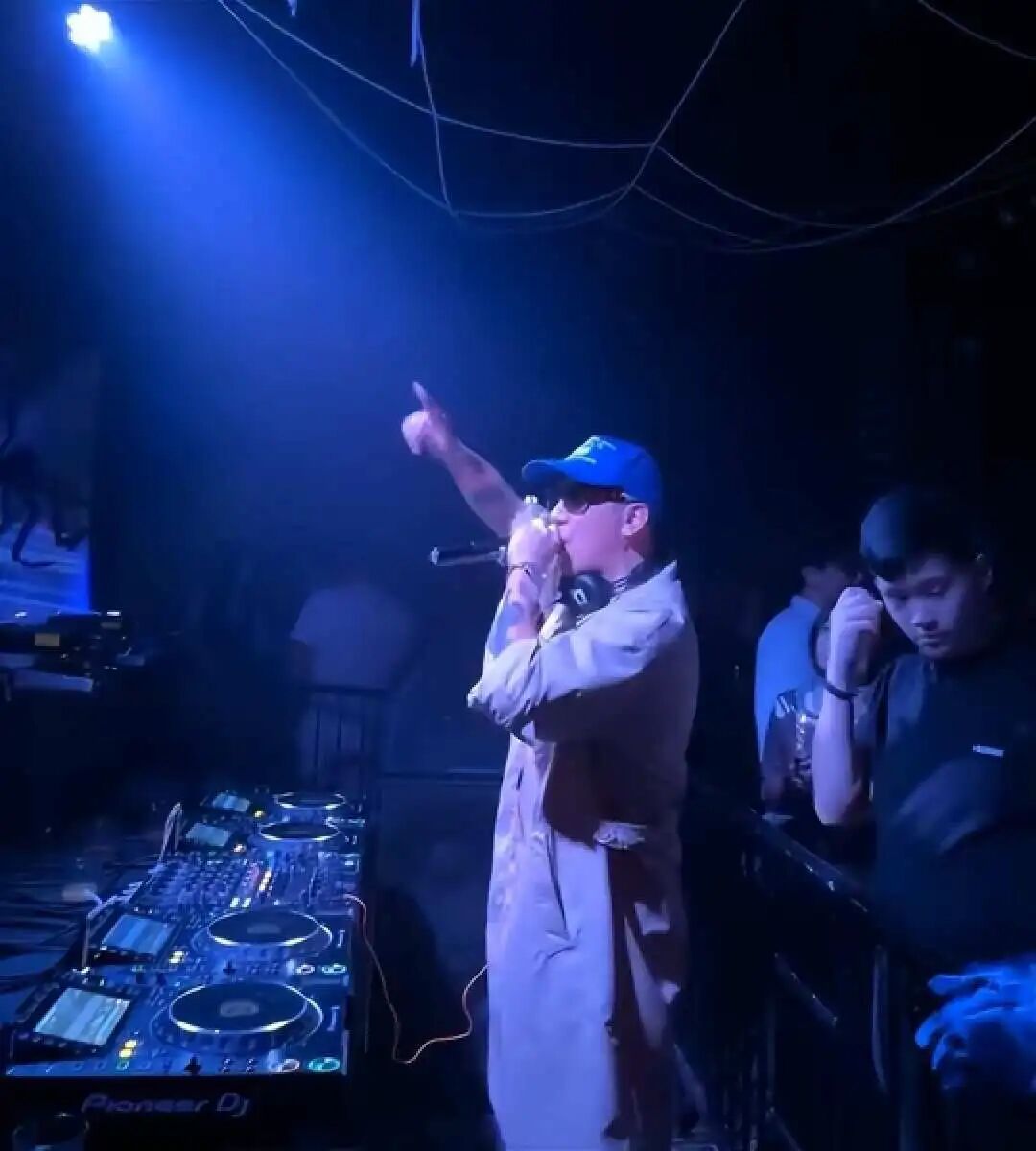 具俊晔的职业是dj[gf]2b07[/gf][gf]fe0f[/gf]不仅如此,她还是位资深