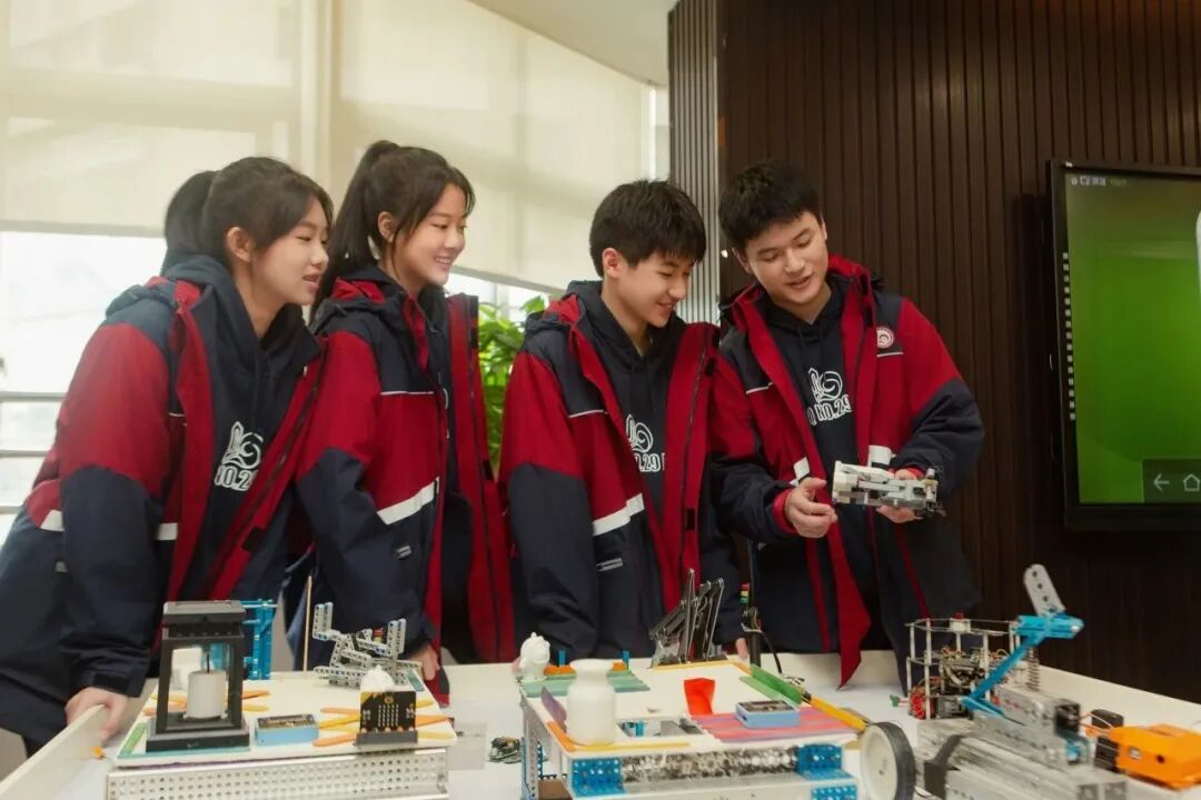 解放碑校区地理位置上离家距离近,孩子可以走读,我也能有更多时间陪伴