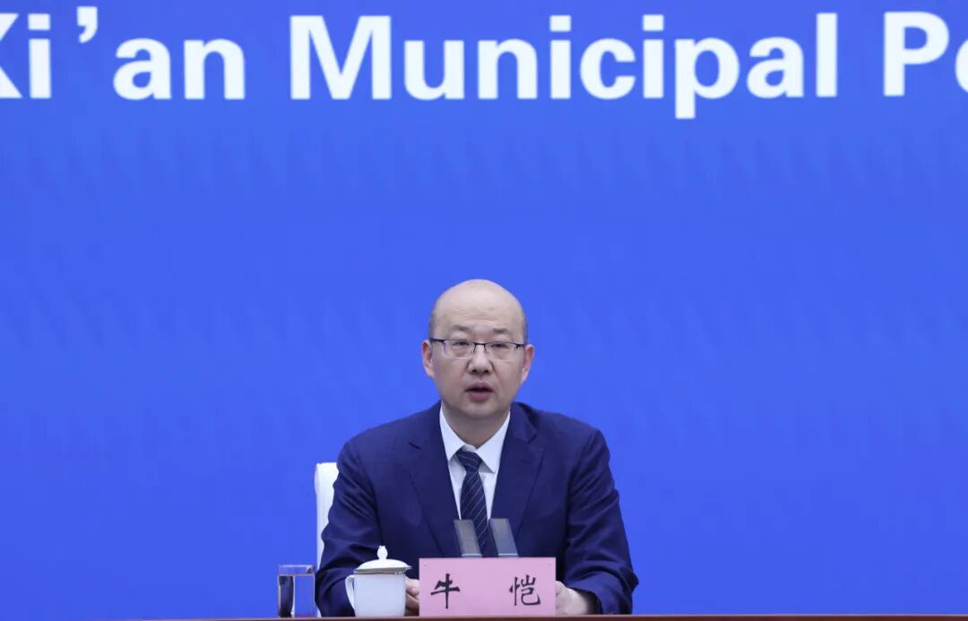 航空基地党工委书记,航天基地党工委书记牛恺,介绍有关情况并回答媒体