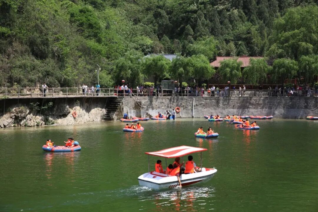 金龙峡更有万亩槐林这便是金龙胜景人间最感受山风轻拂观此亭亭玉竹