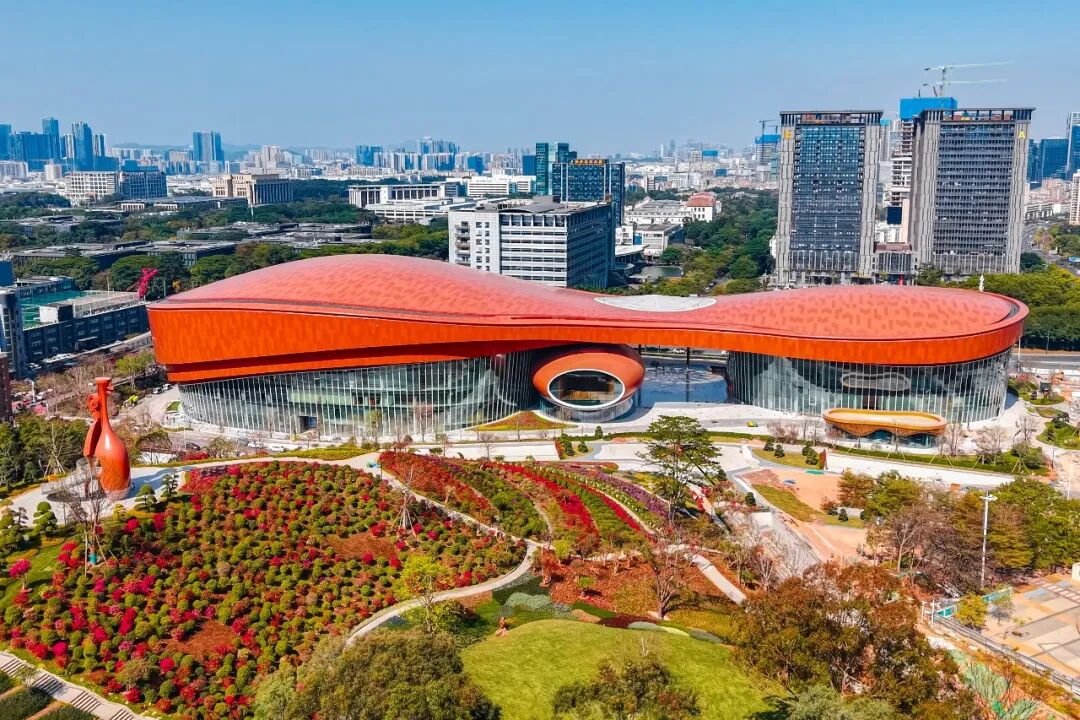 深南大道上展现“相约深圳 见证奇迹”的景观牌。深圳特区报记者 胡蕾 摄