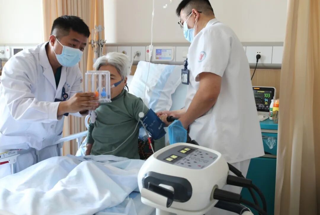 呼吸与危重症医学科二病区·呼吸训练器与振动排痰  李振平 摄影.jpg