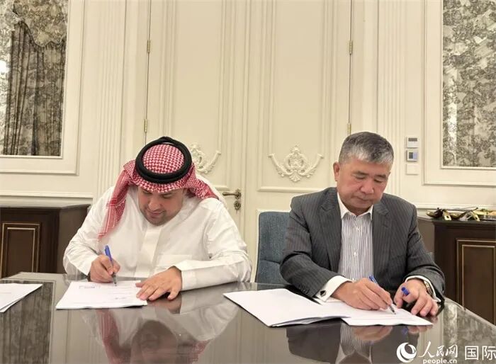 股权合作协议签署仪式。人民网记者 任皓宇摄